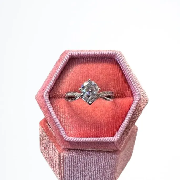 1.0 Ct Round Cut Diamond VVS Four Claws Engagement Ring